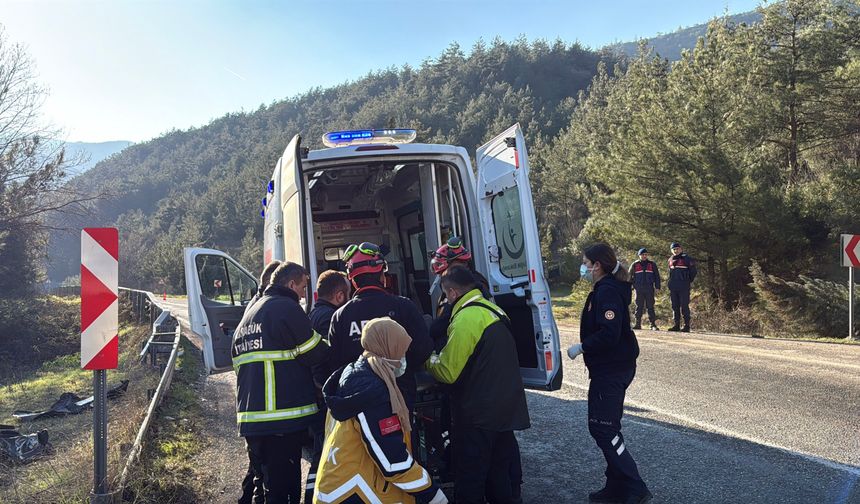 Kamyon ile otomobil çarpıştı: 2 ölü, 4 yaralı (2)