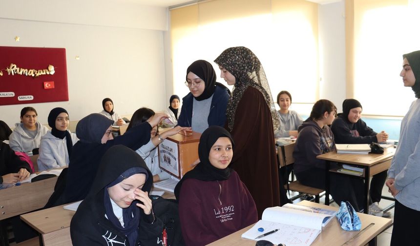 Liseli öğrenciler harçlıklarını Gazze'de Kadir Gecesi iftarı için bağışladı