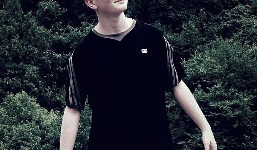 Minibüs, trafik levhası direğine çarptı; sürücü öldü, babası yaralandı