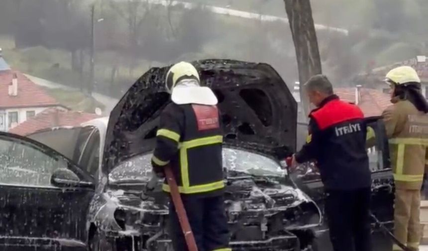 Motor kısmından tutuşan otomobil alev alev yandı
