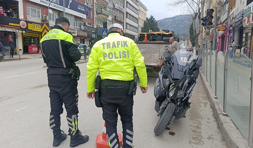 Motosikletin otomobile çarptığı kaza kamerada: 1 yaralı