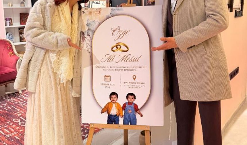 Nişanlarında tiyatro gösterisi yaptılar; 40 yıl sonraki hallerini canlandırdılar