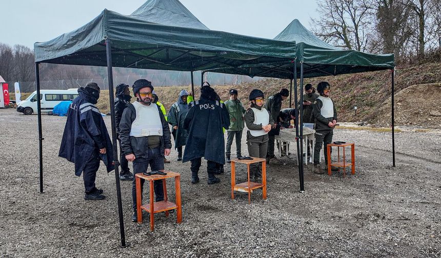 Ormancılar, poligonda tabancayla hedefi vurmak için yarıştı
