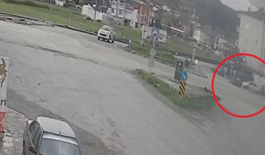 Otomobil ile hafif ticari aracın kavşakta çarpıştığı kaza kamerada