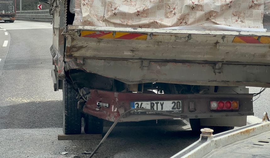 Otomobil, önündeki kamyonete çarptı: 2'si çocuk, 4 yaralı