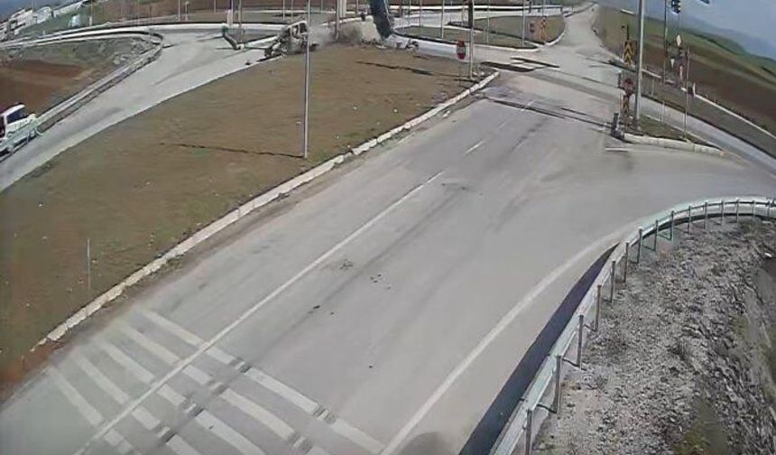 Otomobille hafif ticari aracın çarpıştığı kaza kamerada; 1'i çocuk, 6 yaralı