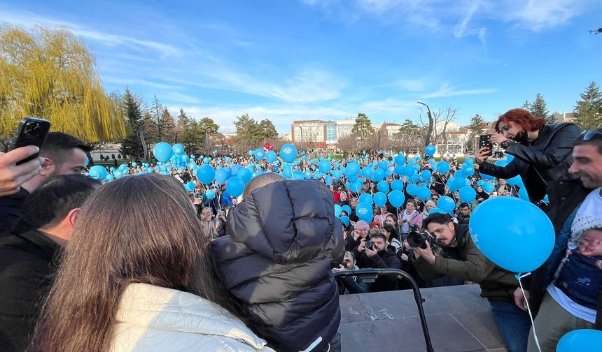 SMA Tip-2 hastası Rüzgar bebek için yüzlerce mavi balon gökyüzüne bırakıldı