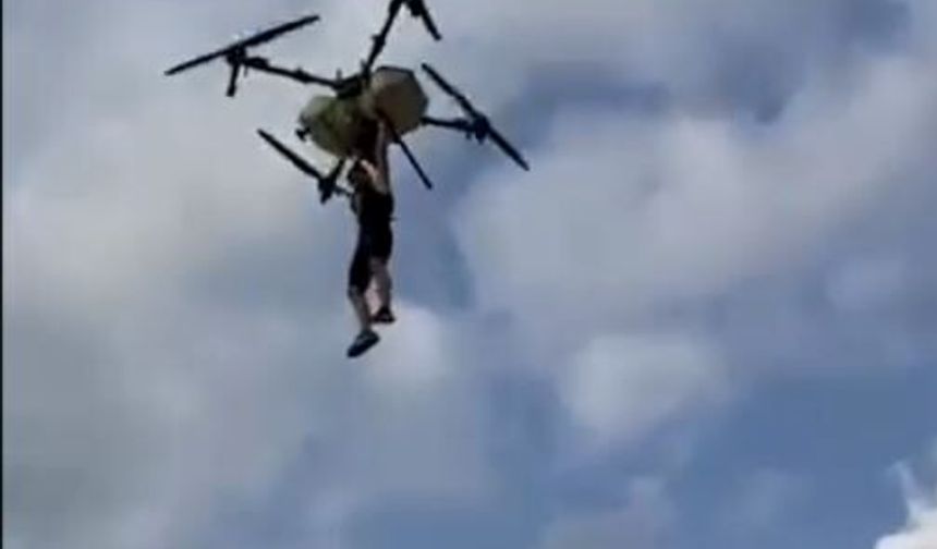 Tarım dronuna tutunan çiftçinin düştüğü anlar kamerada
