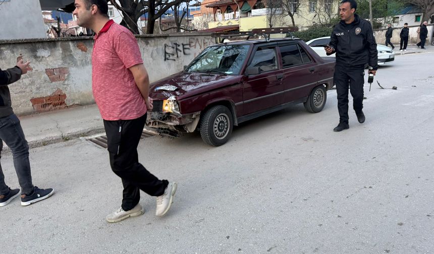Tokat'ta 2 otomobilin çarpıştığı kaza kamerada; 2 yaralı