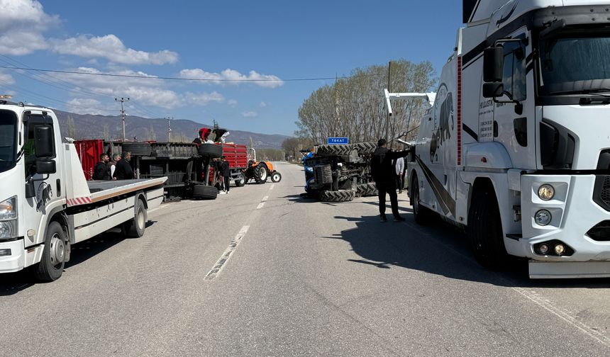 Tokat'ta gübre yüklü traktör devrildi, yol trafiğe kapandı