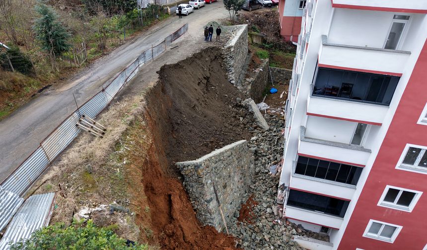 Trabzon'da istinat duvarı çöktü, 2 daire hasar gördü
