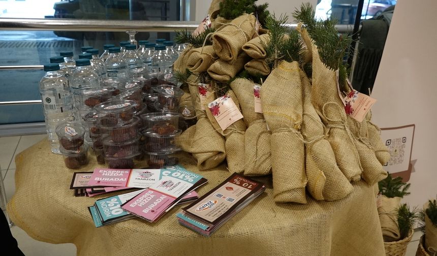 Trabzon'da kadın yolculara 8 Mart'ta fidan sürprizi