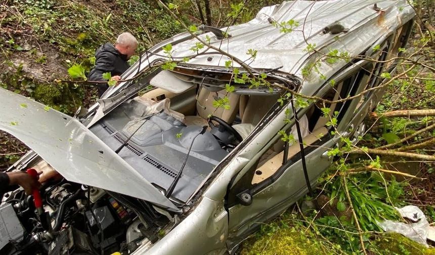 Uçuruma yuvarlanan aracın sürücüsü ile onu kurtarırken fenalaşan görevli, hastaneye kaldırıldı
