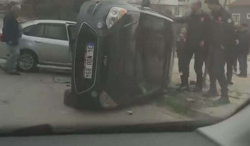 2 otomobilin çarpıştığı kaza kamerada