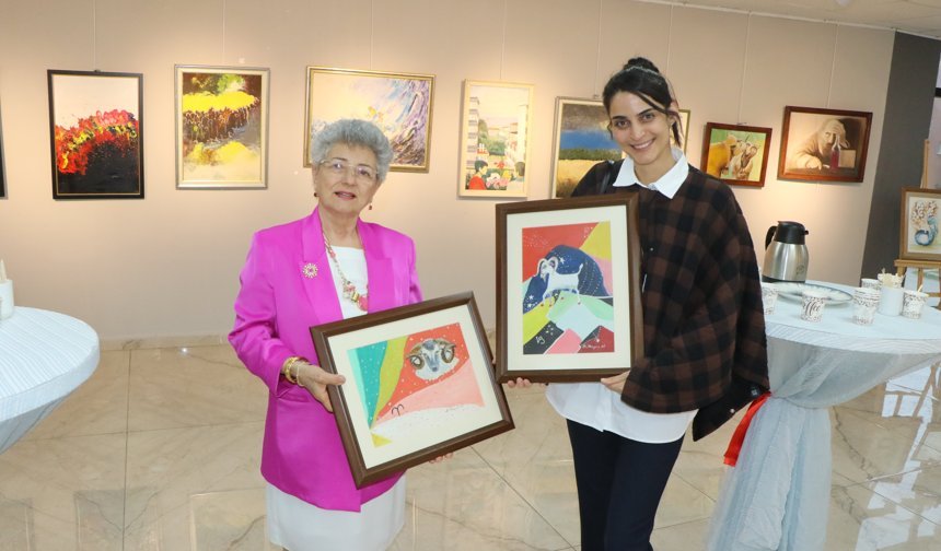 52 yıldır yatalak oğluna bakan emekli öğretmenden 15'inci resim sergisi