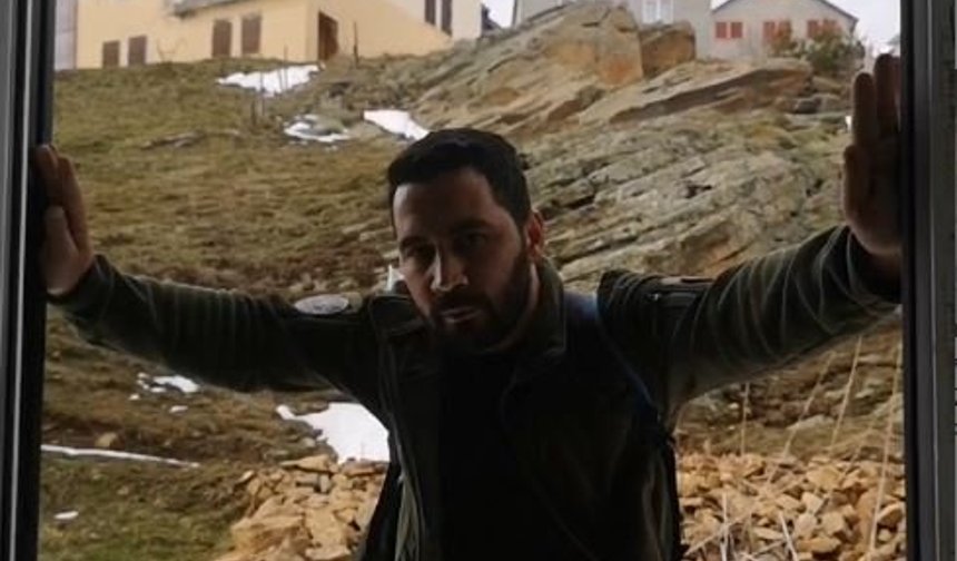 Aç kalan ayılar, pencereden girdiği yayla evini talan etti