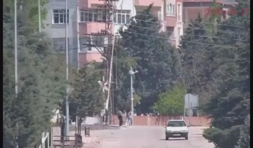 Alkollü sürücünün yaptığı kaza kamerada; 2 öğrenci son anda kurtuldu