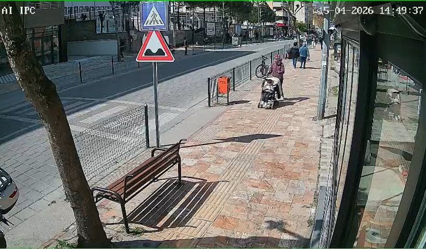 Anne ve bebeğine motosikletin çarptığı kaza kamerada