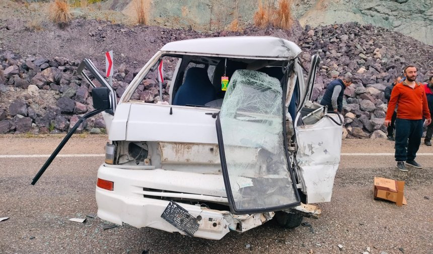 Artvin'de 2 minibüs çarpıştı; 2 yaralı