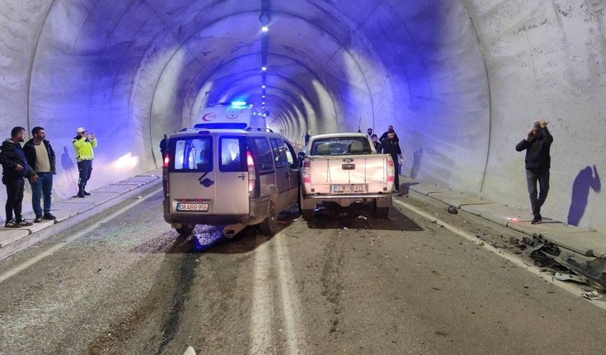Artvin'de hafif ticari araç ile kamyonet çarpıştı; 7 yaralı