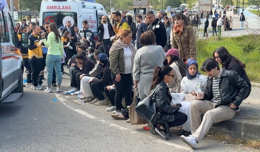 Bartın'da halk otobüsü otomobilin üzerine devrildi; yaralılar var