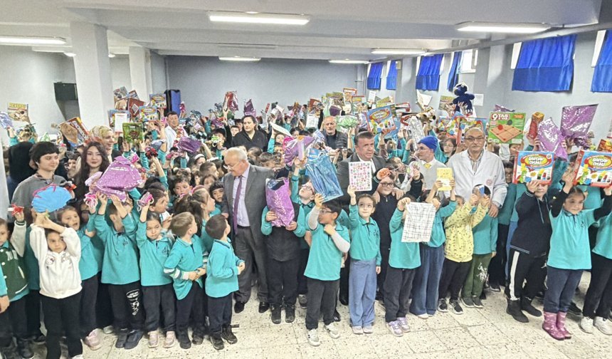 Bartın'da öğrencilere oyuncak dağıtıldı