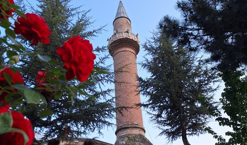 Camide namaz kılarken telefonunu şarj etti, not yazıp 100 TL bıraktı