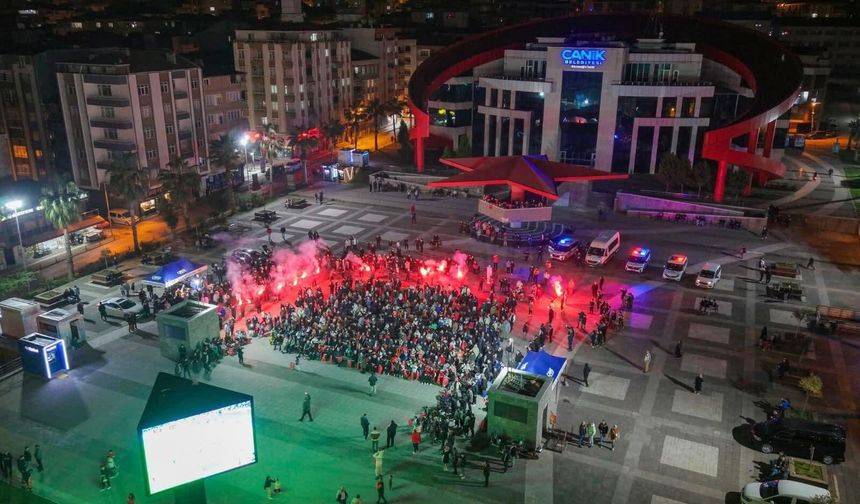 Canik'te dev ekranda milli maç coşkusu yaşandı
