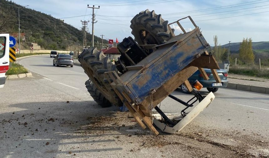 Çorum'da ambulans traktörle çarpıştı: 1 yaralı