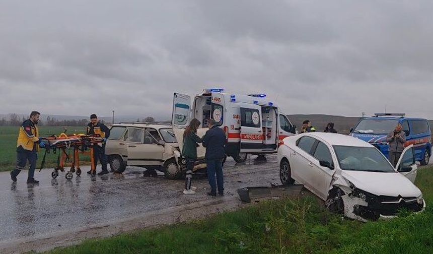 Çorum'da iki otomobil kafa kafaya çarpıştı: 3 yaralı