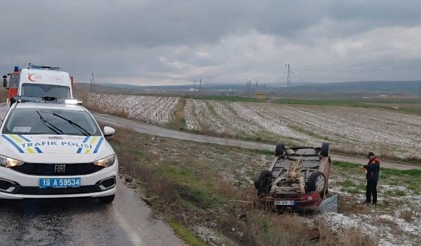 Çorum'da otomobil takla attı: 3 yaralı