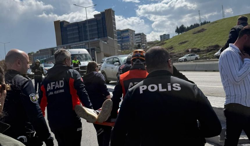 Devrilen minibüsün sürücüsü yaralandı