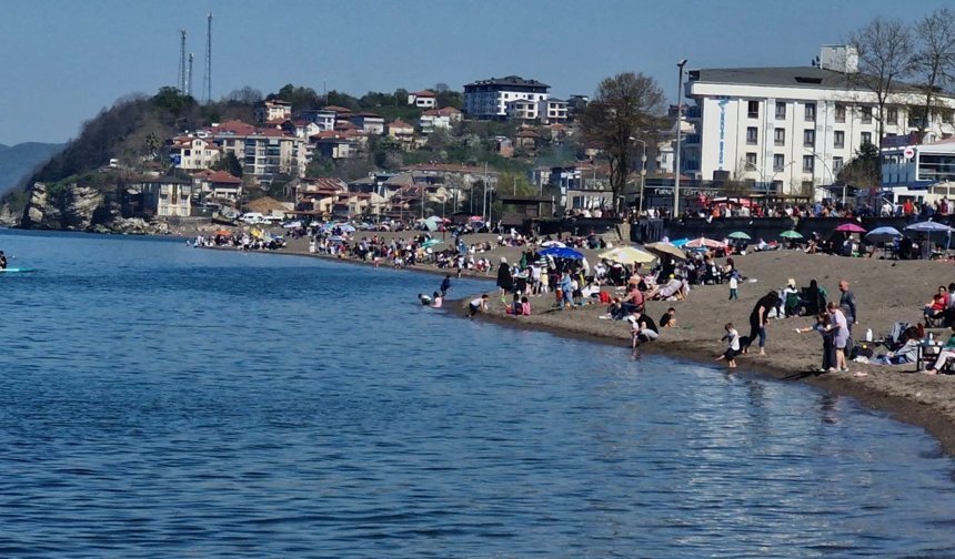 Düzce'de plajda hafta sonu yoğunluğu