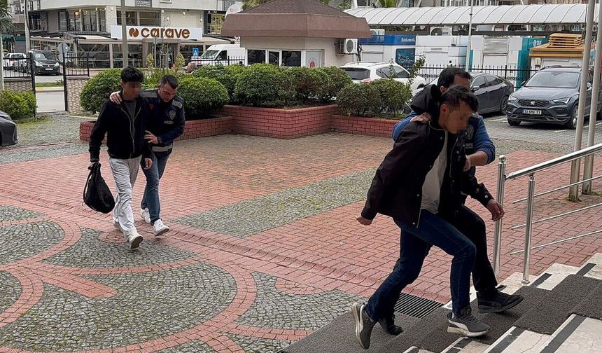 Ehliyet sınavı için kopya düzeneği kuranlara suçüstü; 5 gözaltı