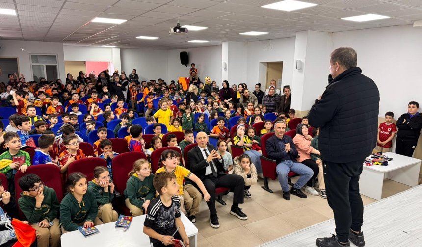 Eski milli futbolcu Tanju Çolak, Bafra'da öğrencilerle buluştu