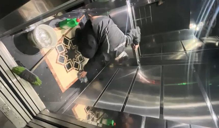 Götürdüğü pizzanın malzemesini yiyip asansöre tuvaletini yaptı; o anlar kamerada