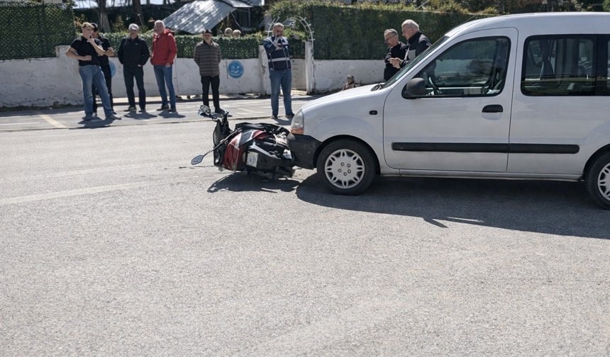 Hafif ticari aracın çarptığı motosiklet sürücüsü yaralandı