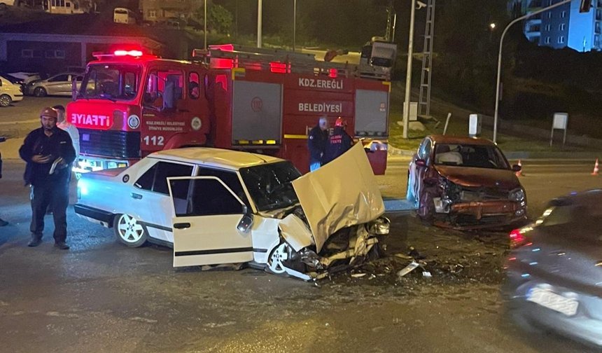 Işık ihlali nedeniyle 2 otomobilin çarpıştığı kaza kamerada