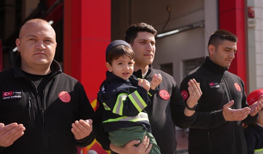 İtfaiyeci olmak isteyen iki kardeş itfaiyeci duasına katıldı