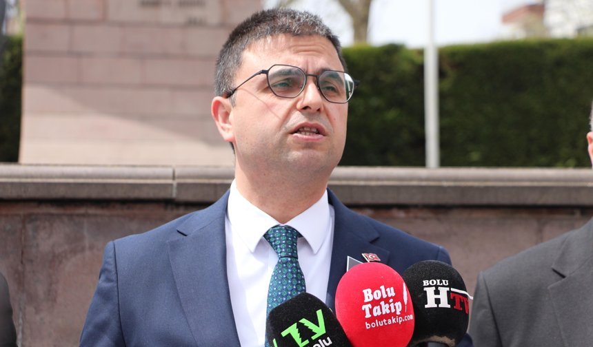 Kahramanmaraş'taki saldırıda ölenler için Bolu'da Atatürk Anıtı'na karanfil bıraktılar