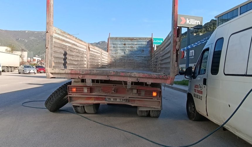 Kamyonun fırlayan tekeri, mağazaya daldı; o anlar kamerada