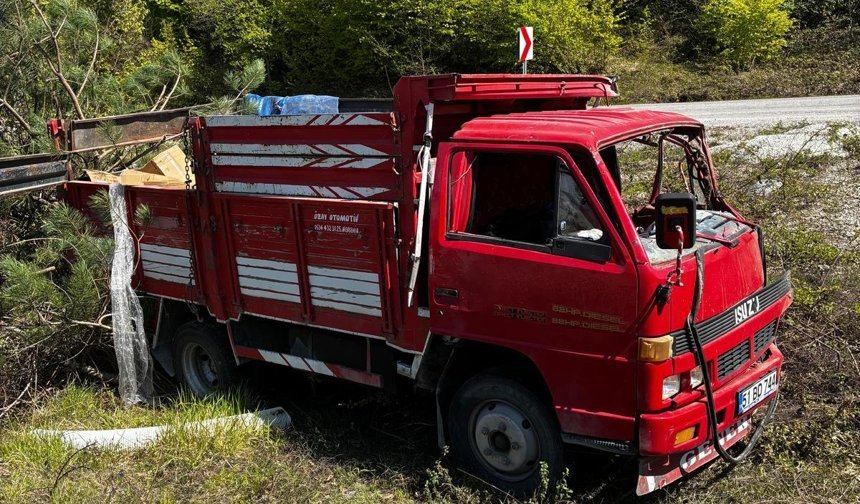 Kastamonu'da serum yüklü kamyonet takla attı