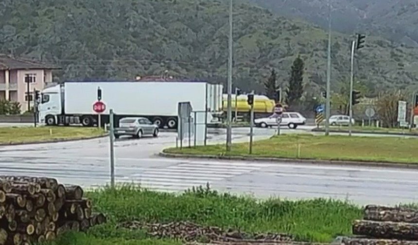 Kazada annesinin kucağından yola savrulan 10 aylık Yamaç bebek, TIR'ın altında kalıp öldü (2)