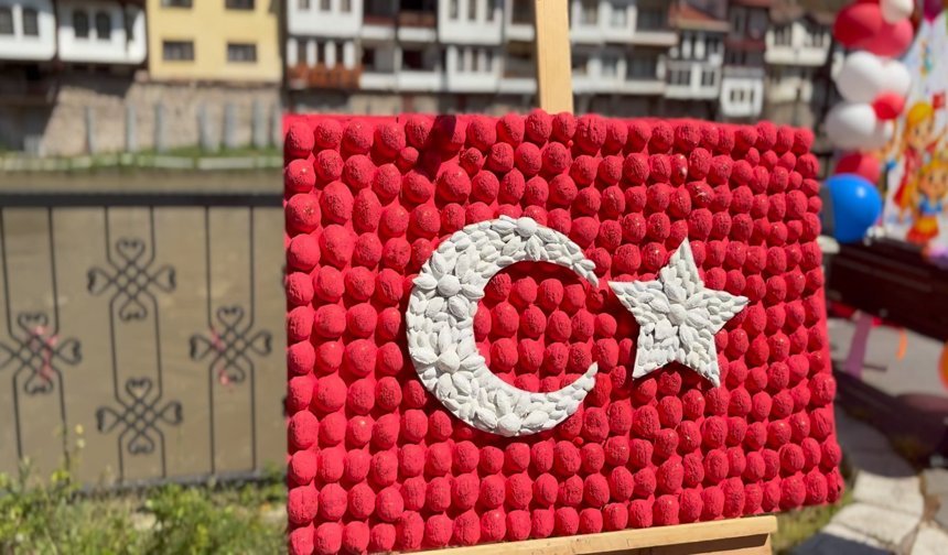 Miniklerden geri dönüşüm malzemeleriyle 23 Nisan sergisi