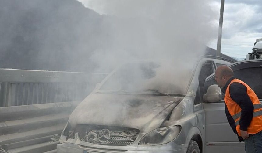 Motor kısmından alev alan minibüs yandı