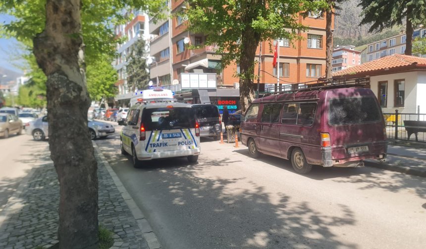 Motosikletin hafif ticari araca çarptığı kaza kamerada