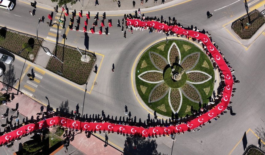Öğrenci ve velileri ile öğretmenler 200 metrelik Türk bayrağıyla yürüdü / Ek fotoğraflar