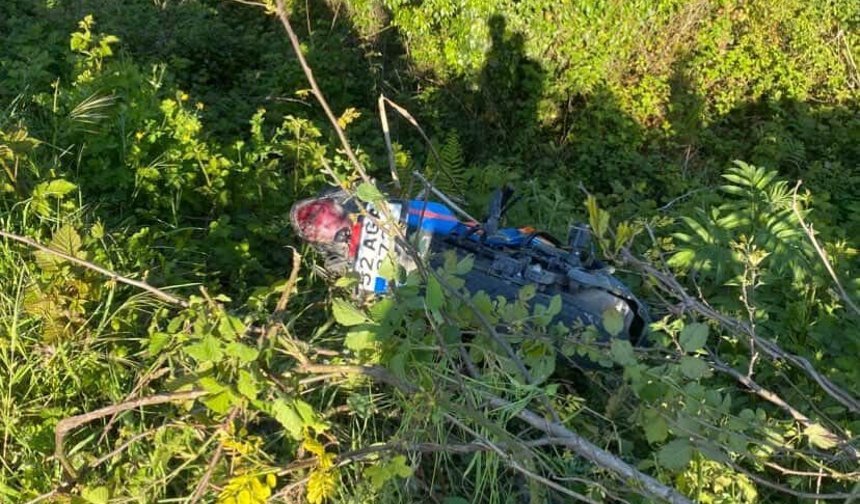 Ordu'da virajı alamayan motosiklet devrildi: 2 yaralı