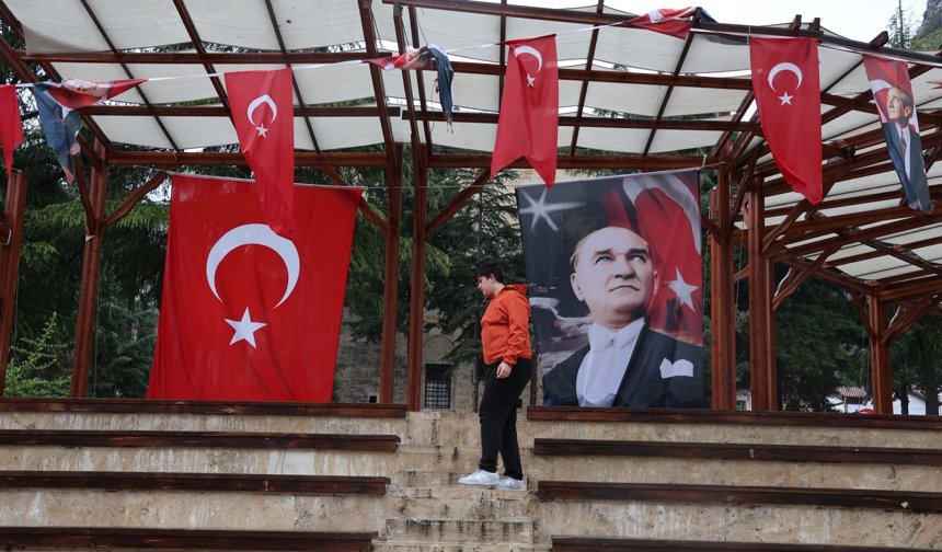 Ortaokul öğrencisi Çınar bayrakları tek tek düzelti, o anlar cep telefonu kamerasında