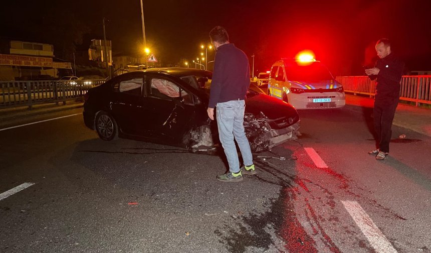 Otomobil, köprüdeki korkuluklara çarptı; 3 yaralı